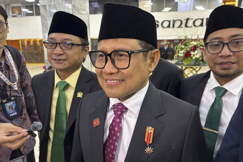 Menko PM sekaligus Ketum PKB, Muhaimin Iskandar menjawab pertanyaan wartawan saat ditemui usai dalam Sidang Paripurna Pembukaan Masa Persidangan I DPR Tahun Sidang 2025-2026 di Gedung Nusantara, Kompleks Parlemen, Jakarta, Jumat (15/8/2025) Foto: Abid Raihan/kumparan