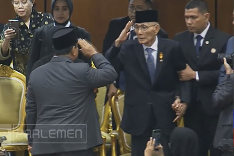 Presiden Republik Indonesia Prabowo Subianto memberikan salam hormat kepada Wapres keenam Try Soetrisno saat menghadiri Sidang Tahunan MPR RI Tahun 2025 di Kompleks Parlemen, Senayan, Jakarta Pusat, Jumat (15/8/2025). Foto: YouTube/ TVR Parlemen