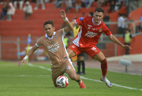 Pesepak bola Semen Padang FC Pedro Matos (kanan) berebut bola dengan pemain Dewa United Egy Maulana Vikri (kiri) pada pertandingan BRI Super League di Stadion H Agus Salim Padang, Sumatera Barat, Jumat (15/8/2025). Foto: Iggoy el Fitra/ANTARA FOTO