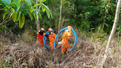 Anggota tim TCA yang sedang pergi ke lokasi simulasi dengan membawa beberapa peralatan pemadaman/Anyelir.