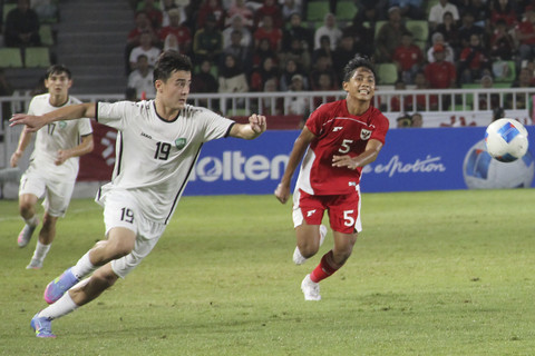 Pemain Timnas Indonesia U-17 Azizu Milanesta (kanan) berusaha merebut bola dari pemain Uzbekistan Akhrorbek Ravshanbekov pada pertandingan Piala Kemerdekaan U-17 2025 di Stadion Utama Sumatera Utara, Kabupaten Deli Serdang, Jumat (15/8/2025). Foto: Yudi Manar/Antara Foto