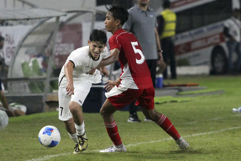 Pemain Timnas Indonesia U-17 Azizu Milanesta (kanan) berusaha merebut bola dari pemain Uzbekistan Murodov Mirkomilbek pada pertandingan Piala Kemerdekaan U-17 2025 di Stadion Utama Sumatera Utara, Kabupaten Deli Serdang, Jumat (15/8/2025). Foto: Yudi Manar/Antara Foto