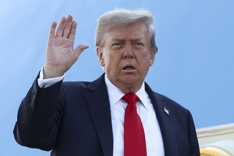 Presiden Amerika Serikat Donald Trump melambaikan tangan saat berjalan masuk pesawat Air Force One untuk berangkat menuju Alaska bertemu dengan Presiden Rusia Vladimir Putin di Maryland, Amerika Serikat, Jumat (15/8/2025). Foto: Kevin Lamarque/Reuters
