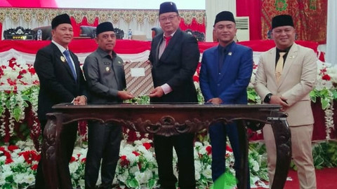 Penyerahan dokumen Perda RPJMD 2025-2029 oleh pimpinan DPRD Kabupaten Bolaang Mongondow ke Bupati dan Wakil Bupati Bolmong.