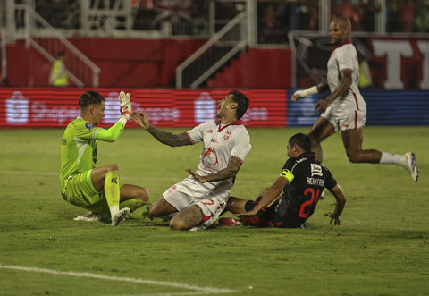Pesepak bola Malut United Ciro Henrique berebut bola dengan pesepak bola Bali United Ricky Fajrin Saputra pada pertandingan BRI Super League pekan kedua 2025/2026 di Stadion Gelora Kie Raha Ternate, Maluku Utara, Jumat (15/8/2025). Foto: Andri Saputra/ANTARA FOTO