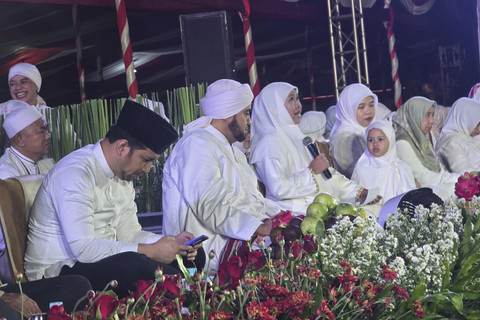 Dzikir, Sholawat, dan Doa Mensyukuri 80 Tahun Indonesia Merdeka bersama Habib Syech Bin Abdul Qadir Assegaf di halaman Gedung Negara Grahadi, Surabaya, Jumat (15/8/2025). Foto: Dok. Istimewa