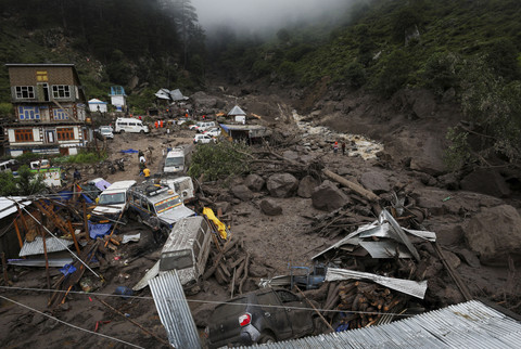 Suasana pascabanjir bandang di Kashmir, India, Jumat (15/8/2025). Foto: Stringer/Reuters