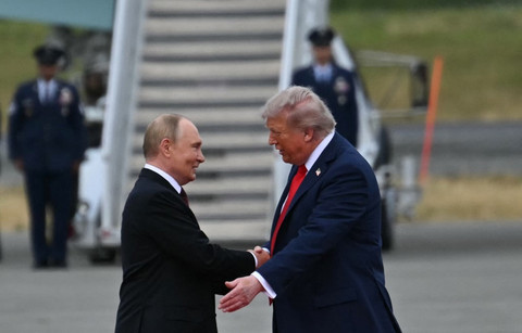 Presiden AS Donald Trump bertemu dengan Presiden Rusia Valdimir Putin di Pangalan Udara di Anchorage, Alaska, Jumat (15/8/2025). Andrew Caballero-Reynolds/AFP