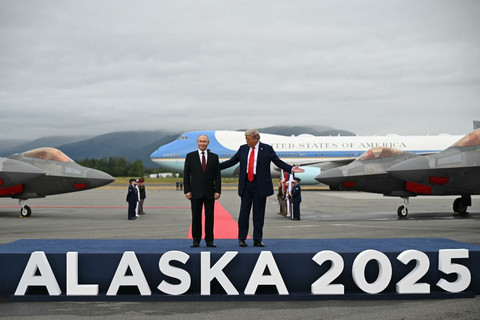 Presiden AS Donald Trump bertemu dengan Presiden Rusia Valdimir Putin di Pangalan Udara di Anchorage, Alaska, Jumat (15/8/2025). Andrew Caballero-Reynolds/AFP