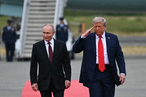 Presiden AS Donald Trump bertemu dengan Presiden Rusia Valdimir Putin di Pangalan Udara di Anchorage, Alaska, Jumat (15/8/2025). Andrew Caballero-Reynolds/AFP