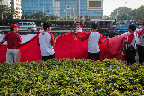 Puluhan warga Pancoran mengikuti pawai dan jalan santai menyambut HUT Kemerdekaan Indonesia ke-80 di kawasan Gatot Subroto, Jakarta, Sabtu (16/8/2025). Foto: Iqbal Firdaus/kumparan