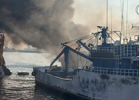 Kapal nelayan di Pelabuhan Muara Baru terbakar pada Sabtu (16/8/2025). Foto: Dok. Sudin Gulkarmat Jakut