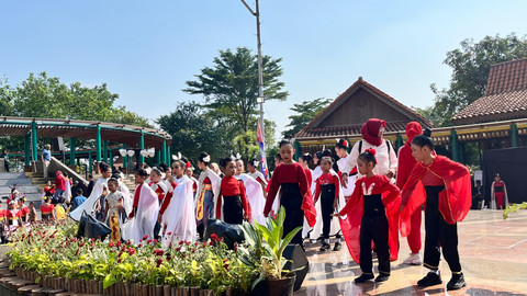 Sejumlah bocah menari saat perayaan HUT ke-80 RI di Setu Babakan, Jagakarsa, Jakarta Selatan, Sabtu (16/8/2025). Foto: Nasywa Athifah/kumparan