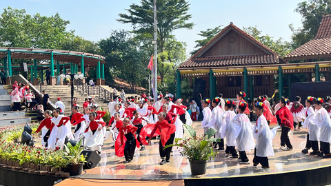 Sejumlah bocah menari saat perayaan HUT ke-80 RI di Setu Babakan, Jagakarsa, Jakarta Selatan, Sabtu (16/8/2025). Foto: Nasywa Athifah/kumparan