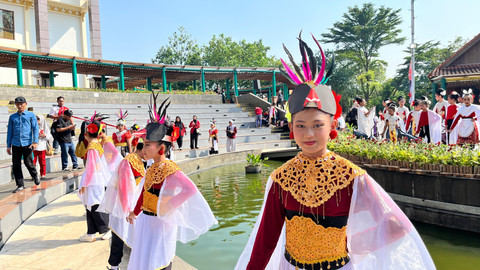 Sejumlah bocah menari saat perayaan HUT ke-80 RI di Setu Babakan, Jagakarsa, Jakarta Selatan, Sabtu (16/8/2025). Foto: Nasywa Athifah/kumparan