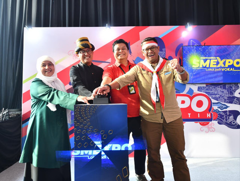Pertamina secara simbolis membuka Rangkaian SMEXPO Regional, di sela acara SMEXPO yang berhasil mencatatkan penjualan lebih dari Rp 200 juta dan temu bisnis hingga Rp 9,2 miliar Merah Putih di Grha Pertamina, Jakarta, Jumat (15/8). Foto: Dok. Pertamina
