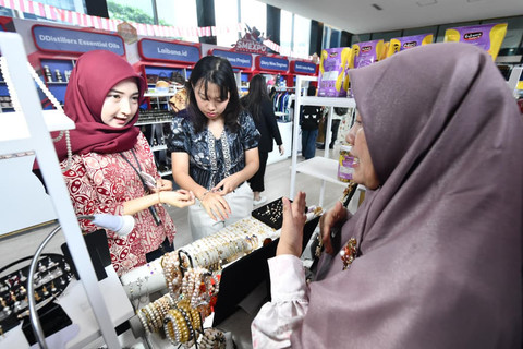 Antusiasme pengunjung melihat produk-produk unggulan UMKM binaan Pertamina pada Pertamina SMEXPO Merah Putih 2025, di Grha Pertamina, Jakarta. SMEXPO Merah Putih menandai dimulainya rangkaian program SMEXPO Pertamina 2025 di beberapa kota di Indonesia, hingga November 2025. Foto: Dok. Pertamina