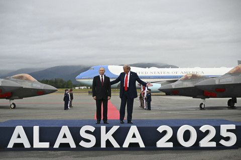 Presiden Amerika Serikat Donald Trump berbincang dengan Presiden Rusia Vladimir Putin saat tiba untuk melakukan pertemuan terkait KTT AS-Rusia di Pangkalan Gabungan Elmendorf-Richardson, Anchorage, Alaska, Jumat (15/8/2025). Foto: Andrew Caballero-Reynolds/AFP