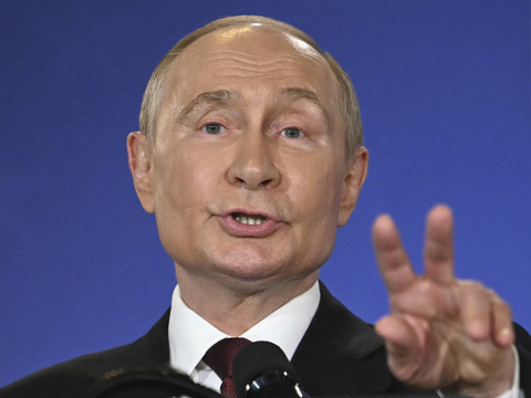 Presiden Rusia Vladimir Putin menyampaikan keterangan pers saat melakukan pertemuan terkait KTT AS-Rusia di Pangkalan Gabungan Elmendorf-Richardson, Anchorage, Alaska, Jumat (15/8/2025). Foto: Andrew Caballero-Reynolds/AFP