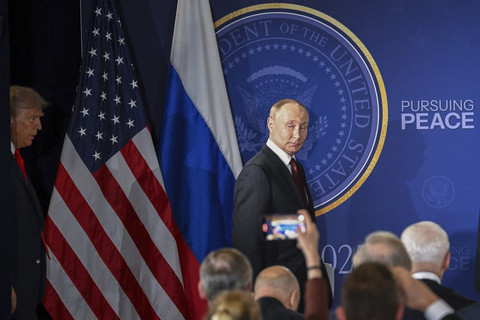 Presiden Amerika Serikat Donald Trump dan Presiden Rusia Vladimir Putin bersiap menyampaikan keterangan pers saat melakukan pertemuan terkait KTT AS-Rusia di Pangkalan Gabungan Elmendorf-Richardson, Anchorage, Alaska, Jumat (15/8/2025). Foto: Drew Angerer/AFP