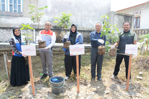 Pertamina Drilling melakukan penanaman pohon sekitar sumur dalam menjaga pelestarian lingkungan dan mendukung ketahanan pangan lokal. Foto: Dok. Pertamina
