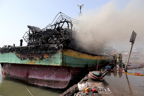 Kapal nelayan yang terbakar di Pelabuhan Muara Baru, Jakarta, Sabtu (16/8/2025). Foto: Iqbal Firdaus/kumparan
