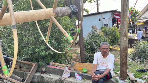 Arifin (63), penjual batang pinang di kawasan Manggarai, Jakarta Selatan, Sabtu (16/8/2025). Foto: Nasywa Athifah/kumparan