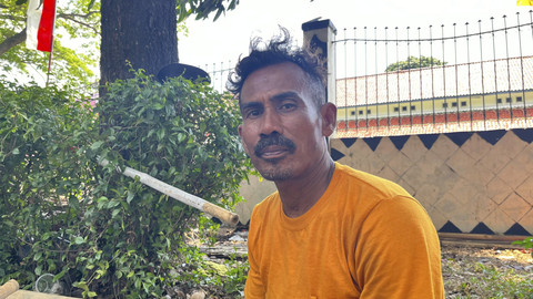 Danis (64), penjual batang pinang di kawasan Manggarai, Jakarta Selatan, Sabtu (16/8/2025). Foto: Nasywa Athifah/kumparan