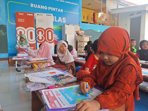 Anak-anak nasabah PNM Mekaar di wilayah 3T mengikuti lomba mewarnai. (ist)