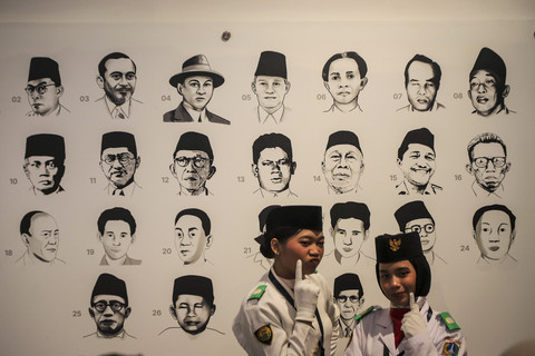 Pengunjung melihat koleksi instalasi pameran dan arsip kemerdekaan di Museum Perumusan Naskah Proklamasi di kawasan Menteng, Jakarta, Sabtu (16/8/2025). Foto: Iqbal Firdaus/kumparan