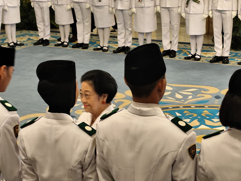 Ketua Dewan Pengarah BPIP Megawati Soekarnoputri menyalami para Paskibraka 2025 yang baru dikukuhkan di Istana Negara, Jakarta, pada Sabtu (16/8/2025). Foto: Luthfi Humam/kumparan