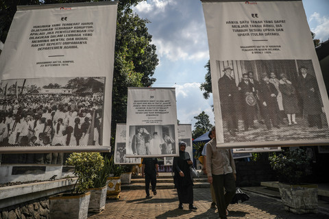 Pengunjung datang ke pameran temporer jejak integritas Bung Hatta dan mereka yang melawan hingga akhir hayat di pemakaman Bung Hatta di Pemakaman umum Tanah Kusir, Sabtu (16/8). Foto: Aditia Noviansyah/kumparan