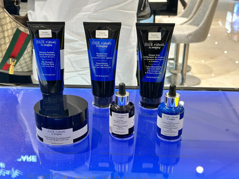 Rangkaian produk-produk Hair Rituel di gerai terbaru Hair Rituel by Sisley Paris di SOGO Pondok Indah Mall 2. Foto: Judith Aura/kumparan