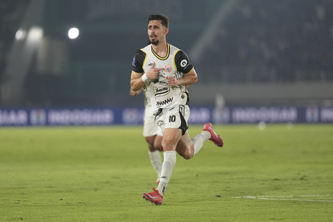 Pemain Persija Jakarta Gustavo Franca berselebrasi usai mencetak gol ke gawang dalam pertandingan BRI Super League 2025/2026 di Stadion Manahan, Solo, Jawa Tengah, Sabtu (16/8/2025). Foto: Dok. Persija