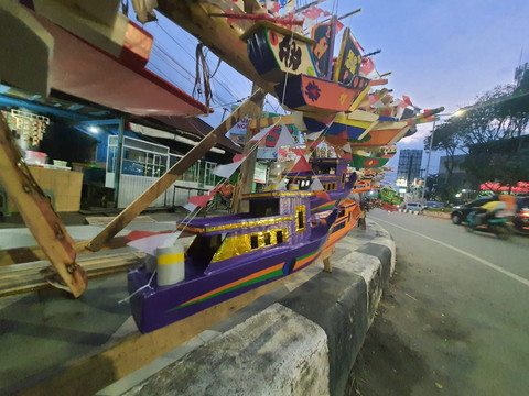 Salah satu koleksi Kapal Telok Abang yang dijual. Mainan ini biasanya muncul saat menyambut Hari Kemerdekaan Indonesia/Anyelir