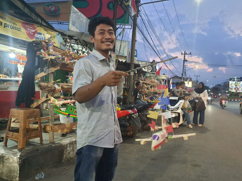 Salah satu pedagang, Bagus, saat berjualan Kapal Telok Abang di pinggir jalan/Anyelir