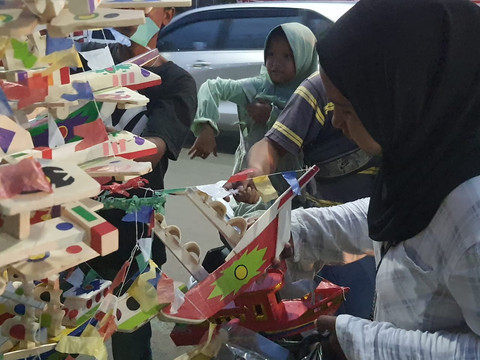 Warga Palembang yang mampir untuk menbeli Kapal Telok Abang/Anyelir. 