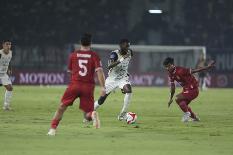 Pemain Persija Jakarta Allano Brendon de Souza Lima berusaha melewati pemain Persis Solo Irfan Jauhari dalam pertandingan BRI Super League 2025/2026 di Stadion Manahan, Solo, Jawa Tengah, Sabtu (16/8/2025). Foto: Dok. Persija