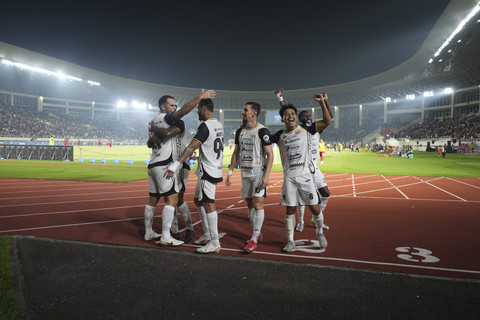 Sejumlah pemain Persija Jakarta berselebrasi usai mencetak gol ke gawang Persis Solo dalam pertandingan BRI Super League 2025/2026 di Stadion Manahan, Solo, Jawa Tengah, Sabtu (16/8/2025). Foto: Dok. Persija