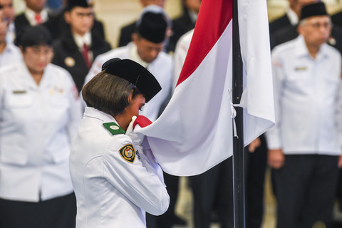 Anggota Paskibraka 2025 asal Papua Barat Ritha Lovely CF Ayomi mencium Bendera Merah-Putih dalam upacara pengukuhan Paskibraka Tingkat Pusat 2025 di Istana Negara, Jakarta, Sabtu (16/8/2025). Foto: Galih Pradipta/ANTARA FOTO