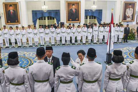 Menteri Sekretaris Negara Prasetyo Hadi didampingi Ketua Dewan BPIP Megawati Soekarnoputri memberi selamat kepada anggota Paskibraka usai dikukuhkan dalam upacara pengukuhan Paskibraka Tingkat Pusat 2025 di Istana Negara, Jakarta, Sabtu (16/8/2025). Foto: Galih Pradipta/ANTARA FOTO