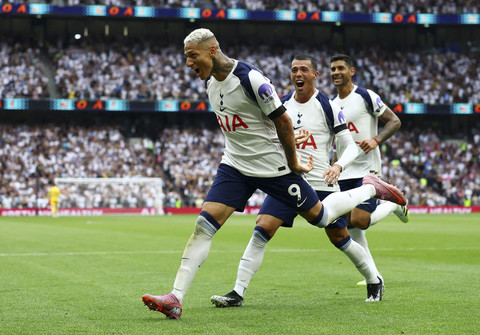 Pemain Tottenham Hotspur Richarlison berselebrasi usai mencetak gol ke gawang Burnley pada pertandingan Liga Inggris di Stadion Tottenham Hotspur, London, Inggris, Sabtu (16/8/2025). Foto: Matthew Childs/Reuters