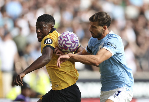 Pemain Manchester City Ruben Dias berebut bola dengan pemain Wolverhampton Wanderers Marshall Munetsi pada pertandingan Liga Inggris 2025/2026 di Stadion Molineux, Wolverhampton, Inggris, Sabtu (16/8/2025). Foto: Chris Radburn/Reuters