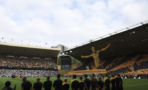 Sejumlah pemain dan ofisial Wolverhampton Wanderers memberikan penghormatan untuk Diogo Jota dari Liverpool dan saudaranya Andre Silva sebelum laga Liga Inggris 2025/2026 di Stadion Molineux, Wolverhampton, Inggris, Sabtu (16/8/2025). Foto: Chris Radburn/Reuters