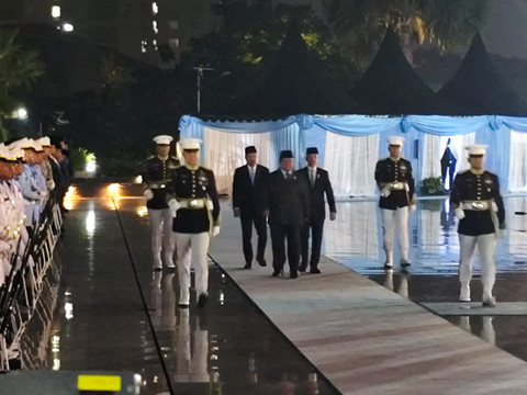 Presiden, Prabowo Subianto, menghadiri apel kehormatan dan renungan suci di TMP Kalibata, Jakarta Selatan, pada Minggu (17/8). Foto: Rachmadi Rasyad/kumparan