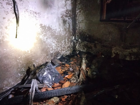 Sebuah rumah terbakar di Jalan Agung Raya, Lenteng Agung, pada Sabtu (16/8). Foto: Dinas Gulkarmat Jakarta