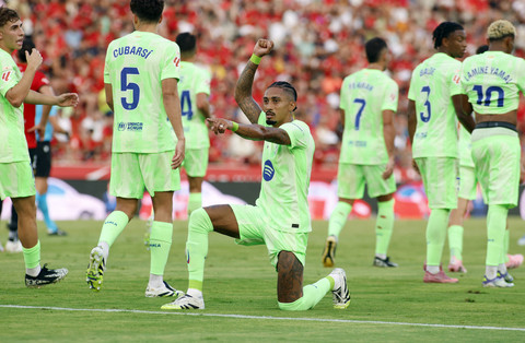 Pemain Barcelona Rapinha berselebrasi usai mencetak gol ke gawang RCD Mallorca dalam pertandingan Liga Spanyol di Stadion Mallorca Son Moix, Palma de Mallorca, Spanyol, Sabtu (16/8/2025). Foto: Jaime Reina/AFP
