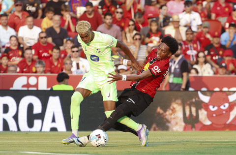 Pemain Barcelona Lamine Yamal berusaha melewati pemain RCD Mallorca Johan Mojica dalam pertandingan Liga Spanyol di Stadion Mallorca Son Moix, Palma de Mallorca, Spanyol, Sabtu (16/8/2025). Foto: Jaime Reina/AFP