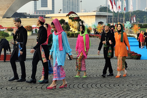 Abang None Jakarta menjadi pasukan Kirab Bendera Pusaka di Monas, Jakarta, Minggu (17/8/2025). Foto: Luthfi Humam/kumparan