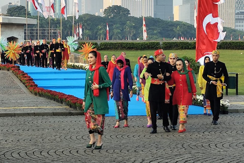 Abang None Jakarta menjadi pasukan Kirab Bendera Pusaka di Monas, Jakarta, Minggu (17/8/2025). Foto: Luthfi Humam/kumparan